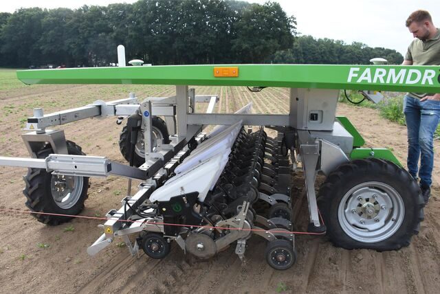Landwirt Jan Bromenne startet den Roboter auf seinem Spinatfeld in Haltern.