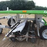 Landwirt Jan Bromenne startet den Roboter auf seinem Spinatfeld in Haltern.