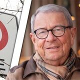 Links im Bild ein Tempo-30-Schild, rechts im Bild ein Mann mit grauen Haaren und Brille.
