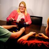Tamara Verhoeven aus Recklinghausen sitzt an einem Tisch und spielt mit ihren beiden Jungs ein Piraten-Spiel.