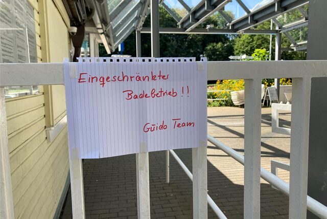 „Eingeschränkter Badebetrieb“ hieß es am Morgen nach dem Einbruch am Eingang des Guido-Heiland-Bades.