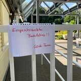 „Eingeschränkter Badebetrieb“ hieß es am Morgen nach dem Einbruch am Eingang des Guido-Heiland-Bades.