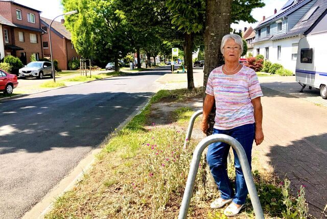 Elsbeth Bartmann aus Recklinghausen steht vor „ihrem“ Baum am Lohweg