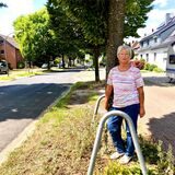 Elsbeth Bartmann aus Recklinghausen steht vor „ihrem“ Baum am Lohweg