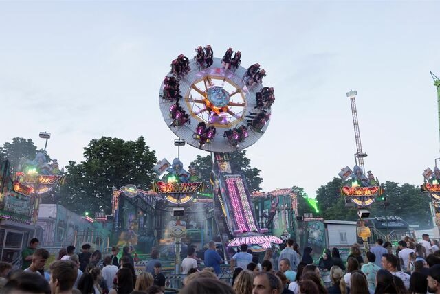 Besucher fahren auf der Kirmes mit dem Fahrgeschäft Mr. Gravity.