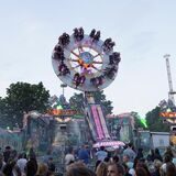 Besucher fahren auf der Kirmes mit dem Fahrgeschäft Mr. Gravity.