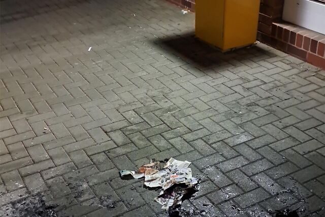 Nur noch verkohlte Prospekte blieben übrig. In einem Briefkasten in der Friedrichstraße am Hülser Markt verbrannten in der Nacht zu Freitag etliche Briefe.