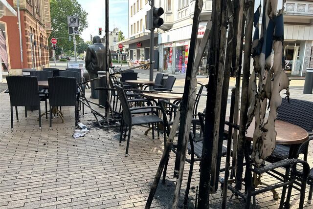 Unbekannte müssen Stühle und Schirme des Eiscafés San Remo in der Dorstener Innenstadt angesteckt haben.