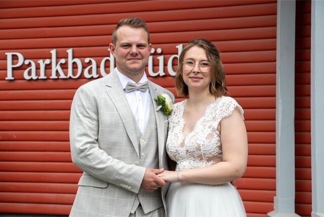 Am Parkbad Süd gaben sich Joyce (geborene Herrmann) und Jan Nebe das standesamtliche Ja-Wort. Mit zahlreichen Gästen feierte das Paar dort die Hochzeit.