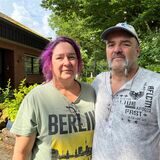 Karin und Ralf Gartmann vor ihrem Haus, das gebrannt hat.