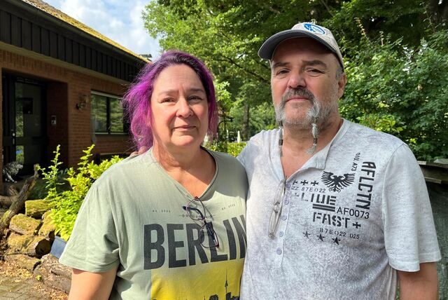 Karin und Ralf Gartmann vor ihrem Haus, das gebrannt hat.