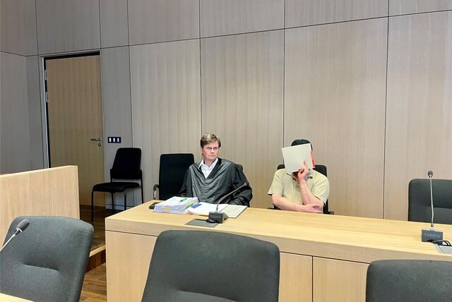 Der vorbestrafte Sexualstraftäter (rechts) aus Datteln neben seinem Pflichtverteidiger Jens Tuschhoff aus Oer-Erkenschwick beim Prozessauftakt. Jetzt hat der gebürtige Waltroper seine Revision zurückgenommen.
