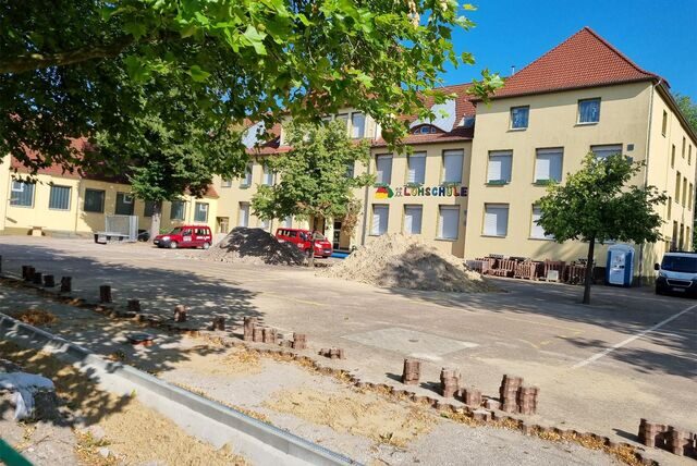 Tiefbauarbeiten an einer Schule