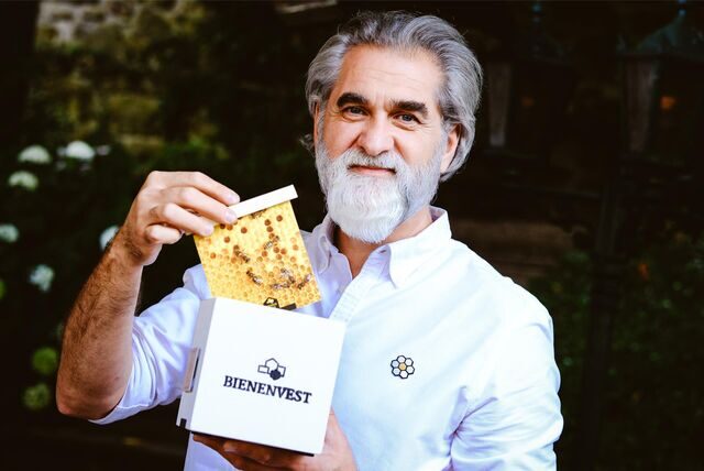 Imker Marco Bartos aus Recklinghausen mit einen Mini-Bienenstock voller Infos.
