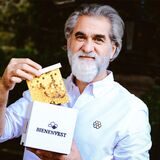 Imker Marco Bartos aus Recklinghausen mit einen Mini-Bienenstock voller Infos.