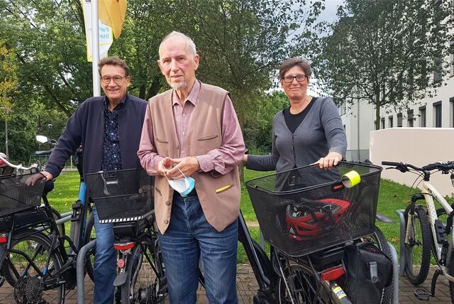 Holger Freitag (l.), Peter Möller und Rosemarie Mattke vom Radler-Stammtisch Recklinghausen stehen an ihren Fahrrädern.