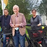 Holger Freitag (l.), Peter Möller und Rosemarie Mattke vom Radler-Stammtisch Recklinghausen stehen an ihren Fahrrädern.