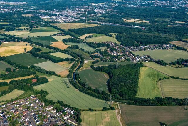 Die Emscher im Bereich südlich des Hamsterwegs in Recklinghausen mit Blick auf Pöppinghausen auf dem Gebiet von Castrop-Rauxel
