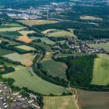 Die Emscher im Bereich südlich des Hamsterwegs in Recklinghausen mit Blick auf Pöppinghausen auf dem Gebiet von Castrop-Rauxel