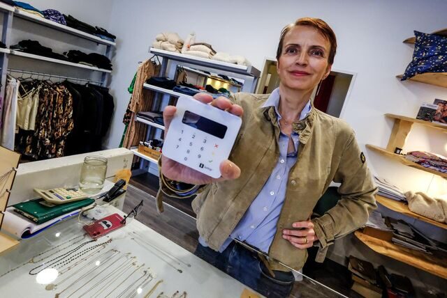 Conni Münch zeigt ein Gerät zum bargeldlosen Bezahlen in ihrer Boutique Becker-Münch in Recklinghausen.