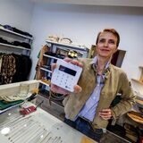 Conni Münch zeigt ein Gerät zum bargeldlosen Bezahlen in ihrer Boutique Becker-Münch in Recklinghausen.