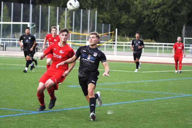 Für SW Meckinghoven getroffen: Calvin Harres (r.) von SW Meckinghoven, hier gegen Felix Unger (DJK Sportfreunde Datteln).