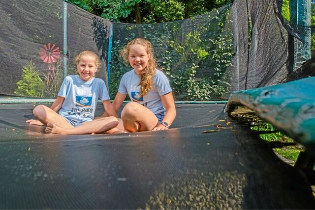 Auf ihrem riesigen Trampolin haben die zwei Gladbecker Schwestern Nele (links) und Leonie für die RTL-Show „Big Bounce“ trainiert.
