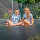 Auf ihrem riesigen Trampolin haben die zwei Gladbecker Schwestern Nele (links) und Leonie für die RTL-Show „Big Bounce“ trainiert.