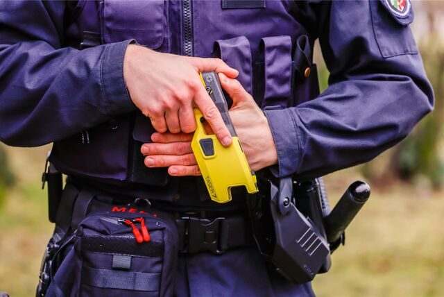Die Polizei hat einen Dortmunder getasert. Der Mann soll zuvor einen Polizisten angegriffen haben. (Archivbild)