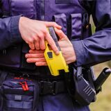 Die Polizei hat einen Dortmunder getasert. Der Mann soll zuvor einen Polizisten angegriffen haben. (Archivbild)