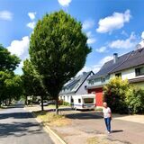 Elsbeth Bartmann neben dem Baum vor ihrem Haus.