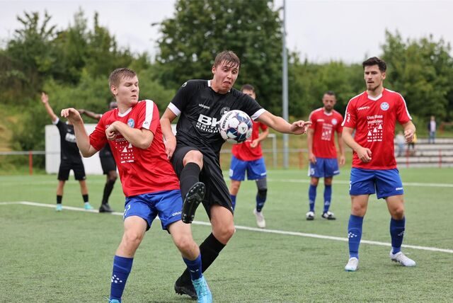 Lennart Schlierkamp (r.) hielt mit Teutonia SuS Waltrop im Testspiel beim FC Castrop-Rauxel lange dagegen.