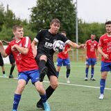 Lennart Schlierkamp (r.) hielt mit Teutonia SuS Waltrop im Testspiel beim FC Castrop-Rauxel lange dagegen.