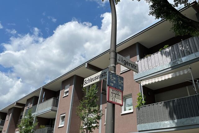Die Straßenschilder Schleusen- und Jägerstraße, im Hintergrund ein Mehrfamilienhaus