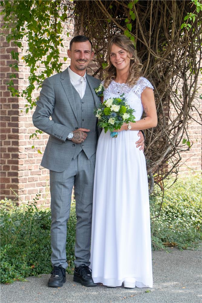 Denise Stern und Timo (geborener Ballmann) heirateten standesamtlich und kirchlich am selben Tag. Denise Stern und Timo (geborener Ballmann) heirateten standesamtlich und kirchlich am selben Tag.