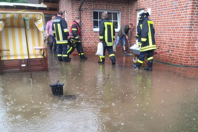 Lippramsdorf war von dem Starkregen am Dienstag (7. Juni) besonders stark betroffen. Feuerwehr und Anwohner taten ihr Möglichstes, um den Wassermassen Herr zu werden.