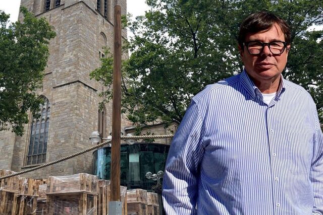 Organisator Patrick Arens vor der Reinoldikirche und den ersten Materialien für den Pop-up-Biergarten (Montage)
