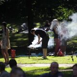 Menschen grillen im Westpark