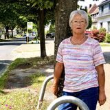 Elsbeth Bartmann vor ihrem Baum am Lohweg in Recklinghausen