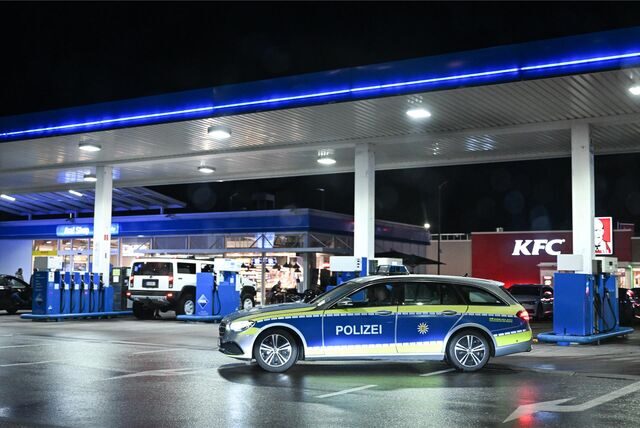 Eine Polizeistreife fährt an einer Tankstelle vorbei, um die Tuning-Szene zu kontrollieren.