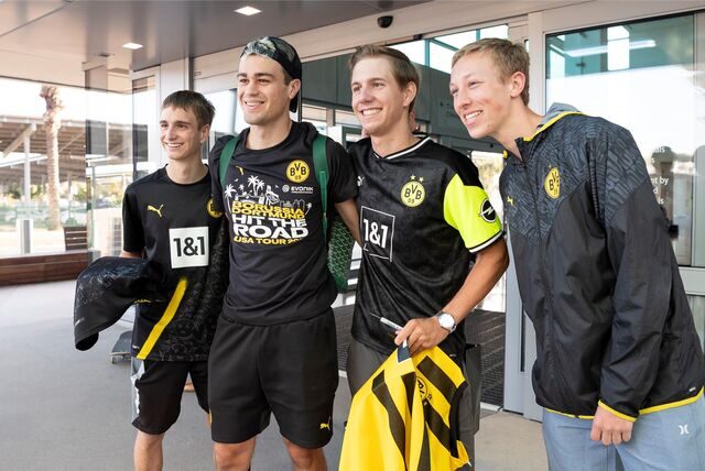 Giovanni Reyna posiert mit drei BVB-Fans.