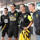 Giovanni Reyna posiert mit drei BVB-Fans.