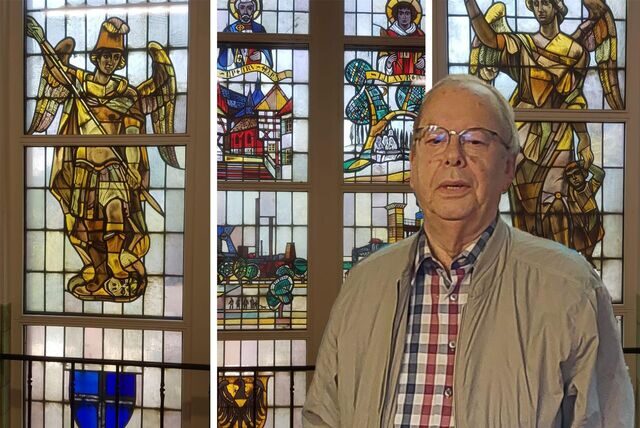 Die Bleiglasfenster im Hirschkampzentrum, davor Heimatvereins-Vorsitzender Norbert Frey.