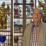 Die Bleiglasfenster im Hirschkampzentrum, davor Heimatvereins-Vorsitzender Norbert Frey.