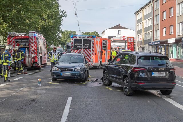 Ein Unfall auf der Castroper Straße in Datteln, in den zwei Autos verwickelt waren. Links im Bild sind außerdem ein Feuerwehrauto und im Hintergrund ein Krankenwagen zu sehen, dazwischen Einsatzkräfte von Polizei und Feuerwehr.