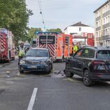 Ein Unfall auf der Castroper Straße in Datteln, in den zwei Autos verwickelt waren. Links im Bild sind außerdem ein Feuerwehrauto und im Hintergrund ein Krankenwagen zu sehen, dazwischen Einsatzkräfte von Polizei und Feuerwehr.