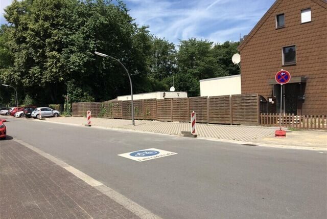 Zwei neue Parkplätze am Elper Weg in Recklinghausen sind mit Baken versperrt, daneben steht ein mobiles Halteverbotsschild.