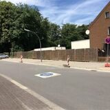 Zwei neue Parkplätze am Elper Weg in Recklinghausen sind mit Baken versperrt, daneben steht ein mobiles Halteverbotsschild.
