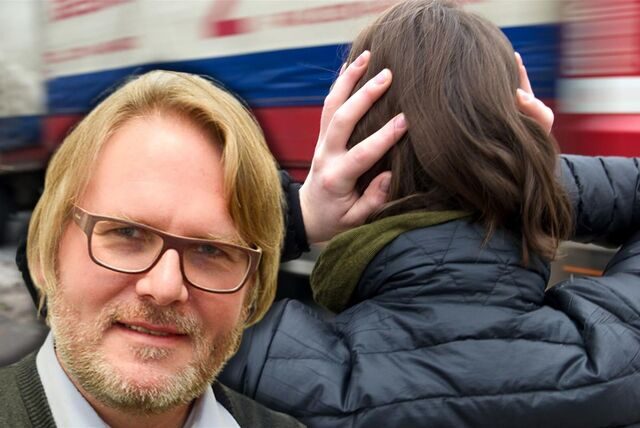 Ein vorbeifahrender Lkw kann sehr laut sein. Eine Frau hält sich die Ohren zu.