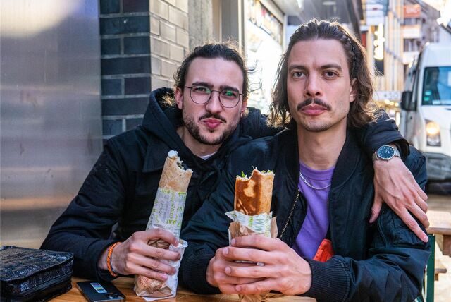 Simon Schlomberg (l.) und Marc Preinesberger bilden das DJ-Duo „Orbital Drum System“. Vor dem Gig in Oma Doris stärken sie sich mit Schawarma.